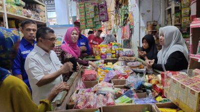 Blusukan ke pasar Sentral, AST-RITA disambut dan Didoakan Lanjutkan Dua Kali