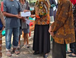 Wabup Majene Serahkan Bantuan bagi Korban Kebakaran di Galung Tengah Bersama BAZNAS