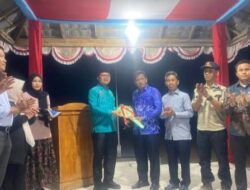 Sekda Majene,Berikan Bantuan Damkar ke Warga Sendana,Untuk Kesigaan
