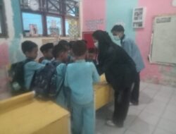 STIKES BBM Sasar Beberapa SDN di Majene Membagikan Masker