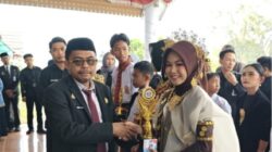 Kadis Disdikpora Majene,Serahkan Penghargaan Siswa Juara Festival Tunas Bahasa Ibu (FTBI)
