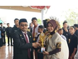 Kadis Disdikpora Majene,Serahkan Penghargaan Siswa Juara Festival Tunas Bahasa Ibu (FTBI)